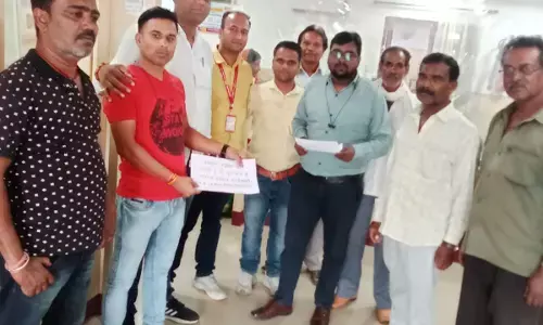 विरोध का ये अनूठा अंदाज, महंगा टमाटर खरीदने बैंक अधिकारी को आवेदन देकर मांगा लोन विरोध का ये अनूठा अंदाज, महंगा टमाटर खरीदने बैंक अधिकारी को आवेदन देकर मांगा लोन