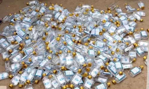 शराब विक्रेता के घर पर धावा, माल जब्त