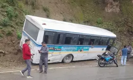 भीषण हादसा : 26 यात्रियों से भरी बस का ब्रेक फेल, 8 लोग गंभीर रूप से घायल भीषण हादसा : 26 यात्रियों से भरी बस का ब्रेक फेल, 8 लोग गंभीर रूप से घायल