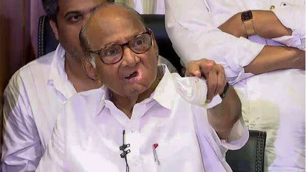 पवार गुट ने पार्टी के पदाधिकारियों और कार्यकर्ताओं से भरवाया शपथ पत्र पवार गुट ने पार्टी के पदाधिकारियों और कार्यकर्ताओं से भरवाया शपथ पत्र