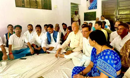 राहुल गांधी को अदालत से राहत नहीं मिलने पर बिहार कांग्रेस भड़की, धरने पर बैठे नेता राहुल गांधी को अदालत से राहत नहीं मिलने पर बिहार कांग्रेस भड़की, धरने पर बैठे नेता