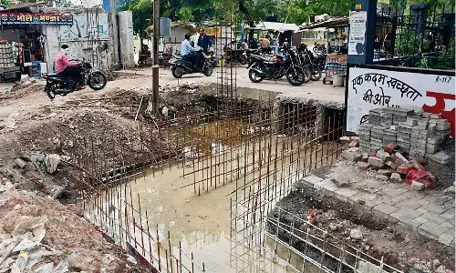 सिविक सेंटर में आधा-अधूरा ही छोड़ दिया नाला नहीं निकल रहा पानी, बढ़ा दुर्घटनाओं का खतरा