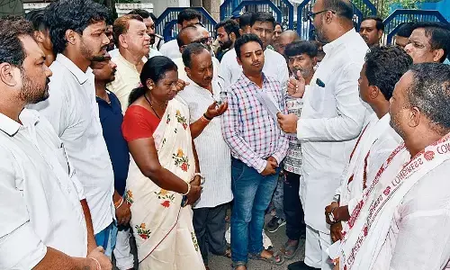 कैंट कांग्रेस द्वारा गुरुवार को रांझी स्थित बिजली दफ्तर का घेराव किया