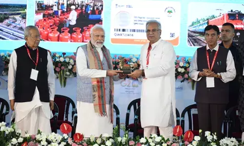 भूपेश बघेल ने नितिन गडकरी को सराहा और प्रधानमंत्री मोदी को कोसा भूपेश बघेल ने नितिन गडकरी को सराहा और प्रधानमंत्री मोदी को कोसा