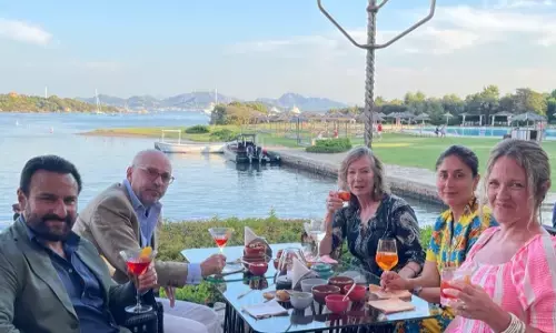 करीना-सैफ ने शेयर की इटली वेकेशन की लेटेस्ट फोटोज करीना-सैफ ने शेयर की इटली वेकेशन की लेटेस्ट फोटोज