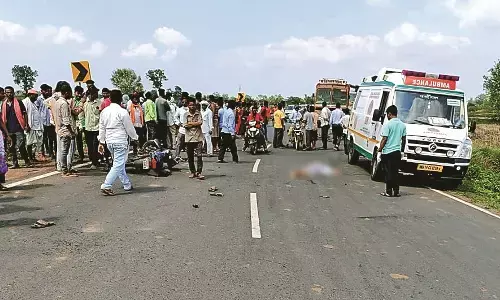 अधूरी रह गई बेटी से मिलने की चाह, मां-बेटे को ट्रक ने कुचला