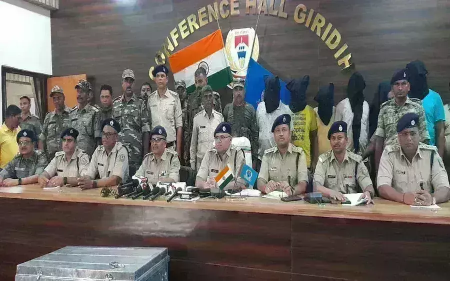 गुजरात के कारोबारी से गिरिडीह में 5 करोड़ की लूट का खुलासा, 3.24 करोड़ बरामद, छह गिरफ्तार गुजरात के कारोबारी से गिरिडीह में 5 करोड़ की लूट का खुलासा, 3.24 करोड़ बरामद, छह गिरफ्तार