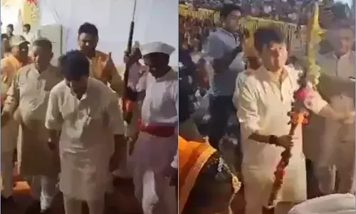 गुना में लोक कलाकारों के साथ खूब थिरके ज्योतिरादित्य सिंधिया गुना में लोक कलाकारों के साथ खूब थिरके ज्योतिरादित्य सिंधिया