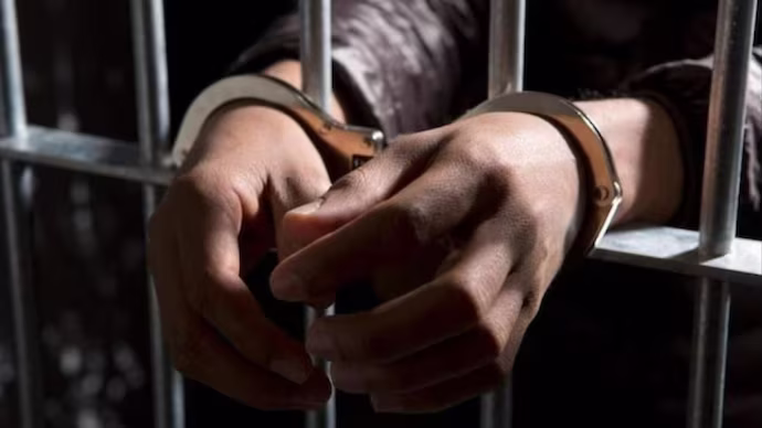 डब्बा ट्रेडिंग मामले में महत्वपूर्ण आरोपी गिरफ्तार, ग्राहकों को देता था लॉगिन पासवर्ड डब्बा ट्रेडिंग मामले में महत्वपूर्ण आरोपी गिरफ्तार, ग्राहकों को देता था लॉगिन पासवर्ड
