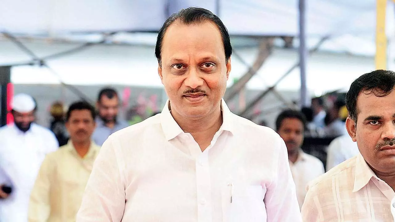 एनसीपी में पोस्टर वार, अजित पवार को बताया गद्दार एनसीपी में पोस्टर वार, अजित पवार को बताया गद्दार