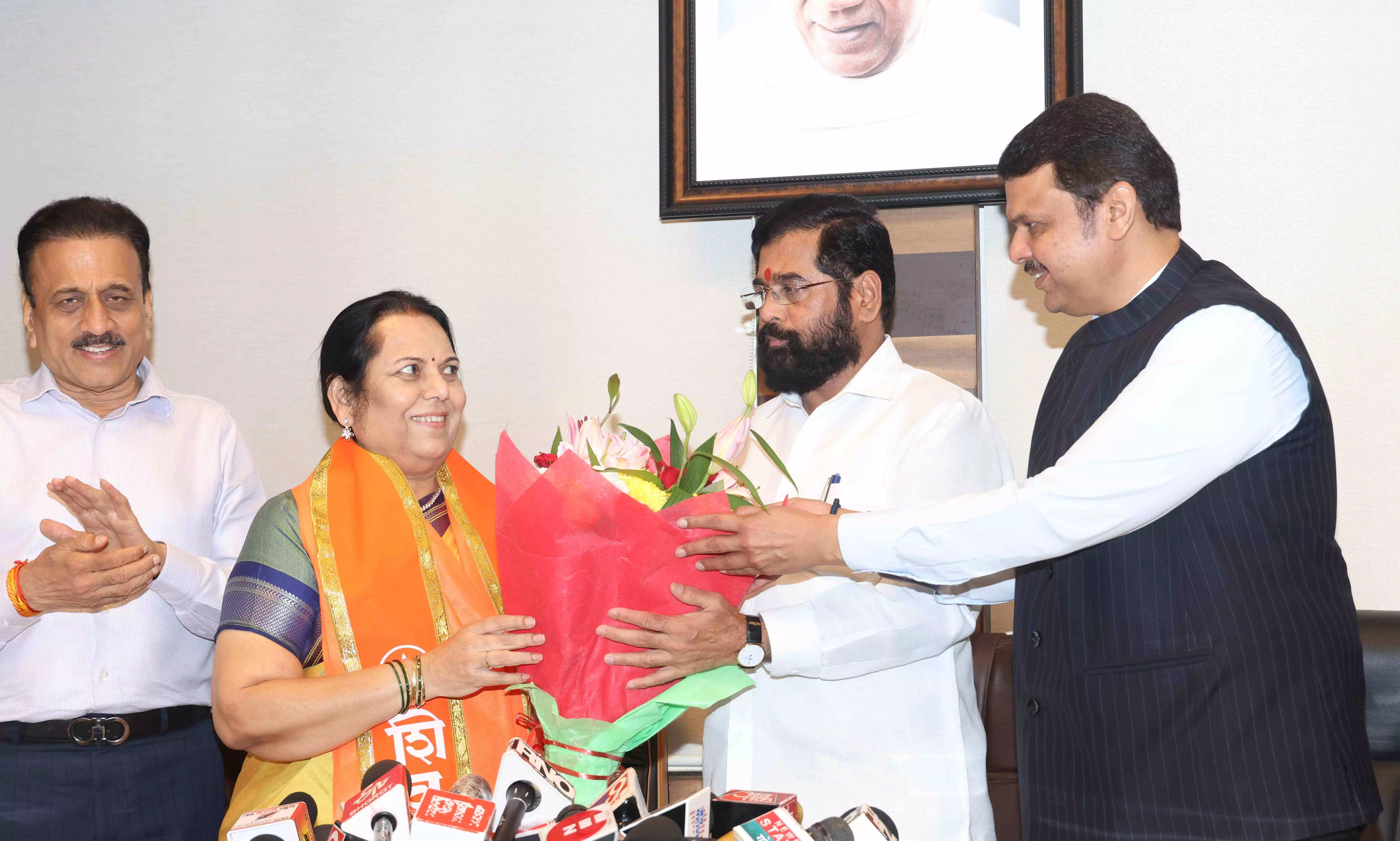 उद्धव ठाकरे को बड़ा झटका : शिंदे-फडणवीस की मौजूदगी में शिंदे गुट में शामिल हुईं नीलम गोर्हे उद्धव ठाकरे को बड़ा झटका : शिंदे-फडणवीस की मौजूदगी में शिंदे गुट में शामिल हुईं नीलम गोर्हे