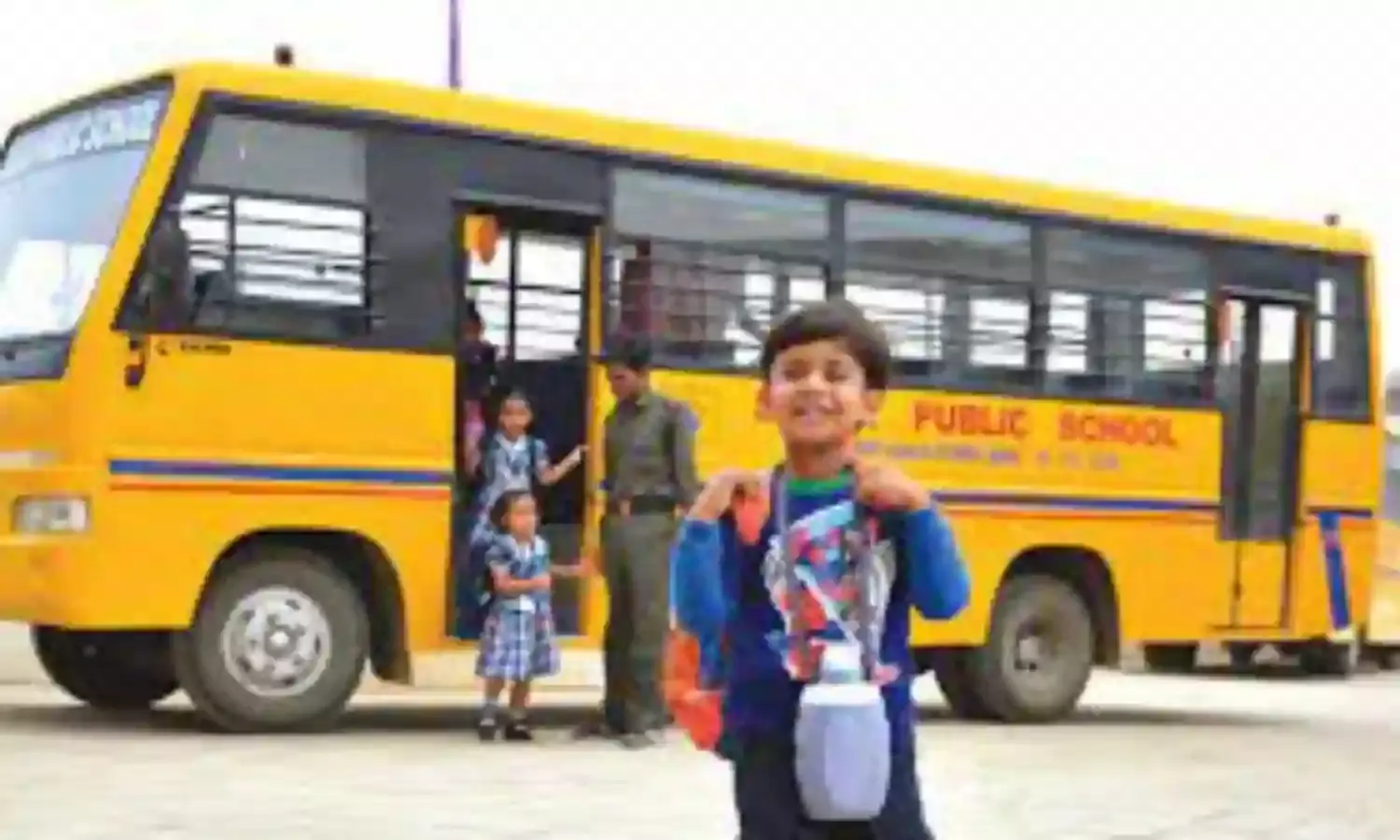 बिना फिटनेस के दौड़ रहीं स्कूल बसें