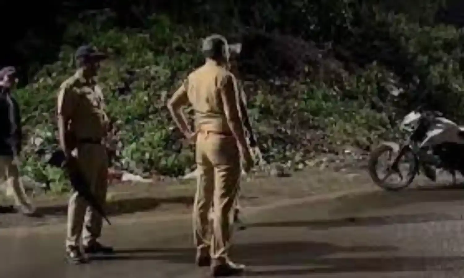 मेगा कॉम्बिंग ऑपरेशन के दौरान पुणे में पुलिस पर फायरिंग