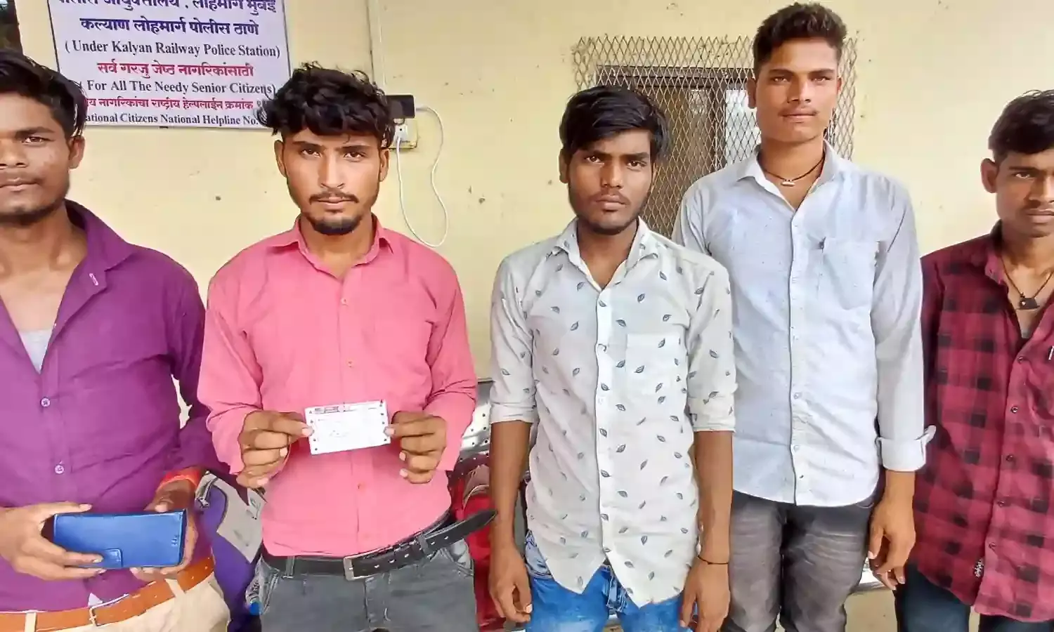 पंजाब मेल के जनरल कोच में चाकू दिखाकर यात्रियों से लूटपाट