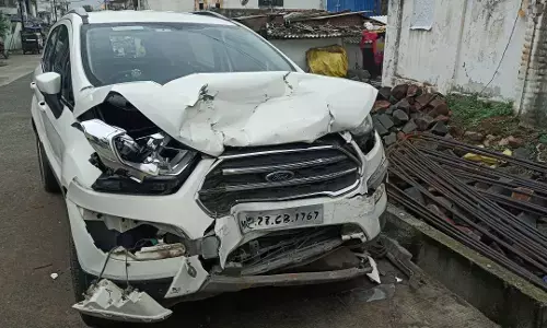 चलती कार में युवक को आया अटैक, मौत चलती कार में युवक को आया अटैक, मौत