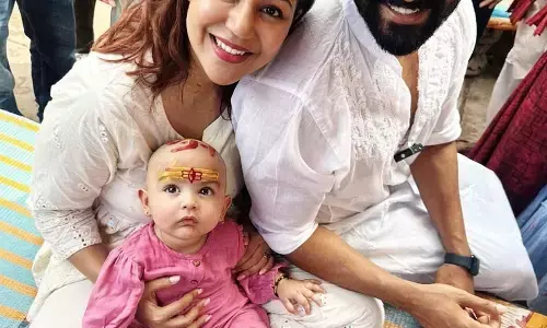 सबसे छोटी बेटी दिविशा के मुंडन के लिए गुरमीत और देबीना पहुंचे वाराणसी  सबसे छोटी बेटी दिविशा के मुंडन के लिए गुरमीत और देबीना पहुंचे वाराणसी