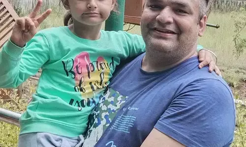 चलती कार में युवक को आया अटैक, मौत चलती कार में युवक को आया अटैक, मौत