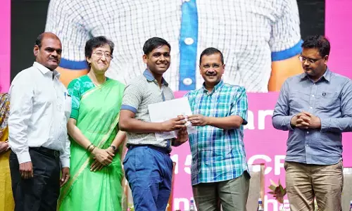 केजरीवाल ने सरकारी स्कूलों के आईआईटी-जेईई, एनईईटी टॉपर्स को सम्मानित किया