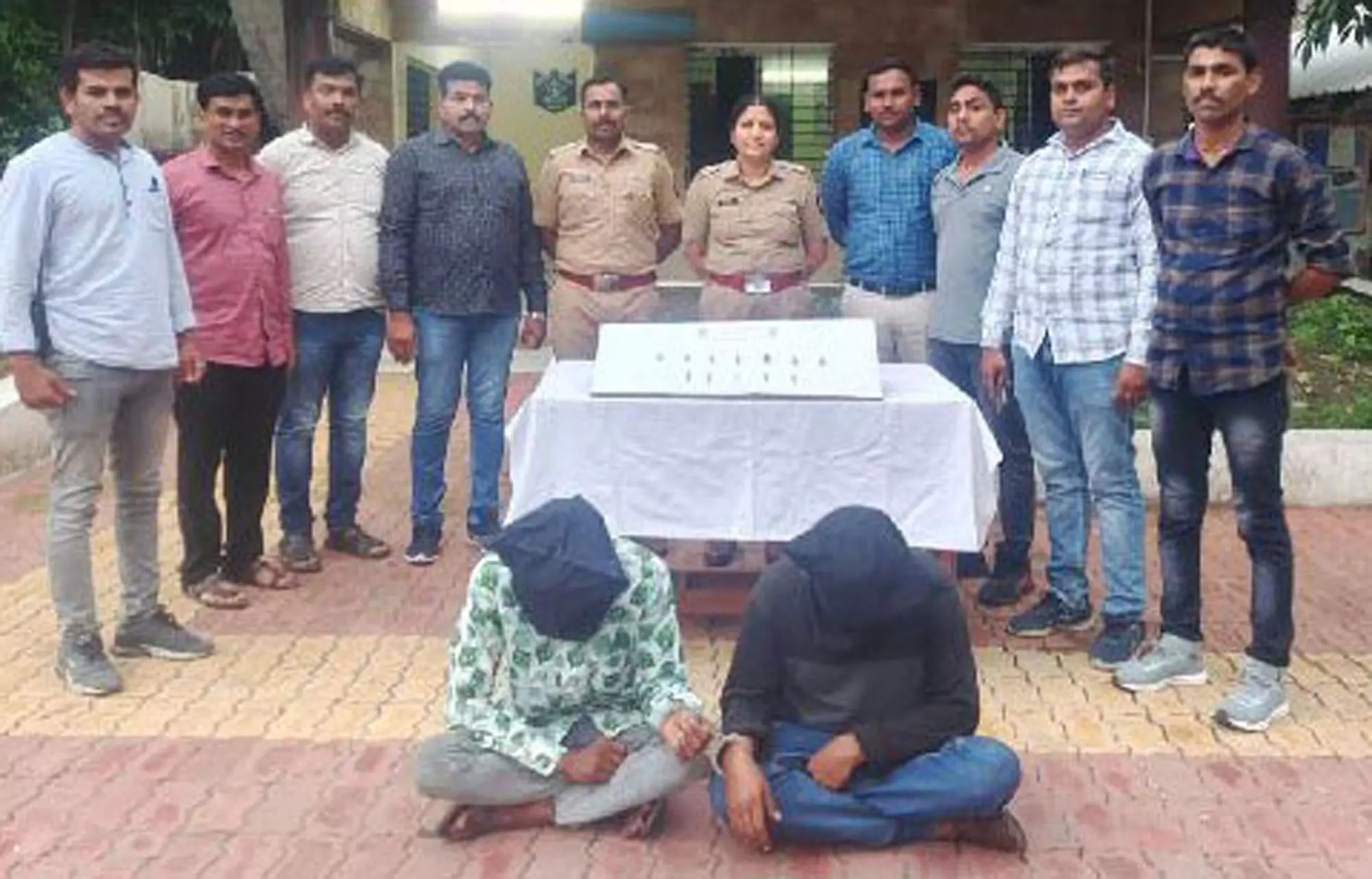 अलमारी से 4.85 लाख के आभूषण मजदूरों ने किए पार अलमारी से 4.85 लाख के आभूषण मजदूरों ने किए पार