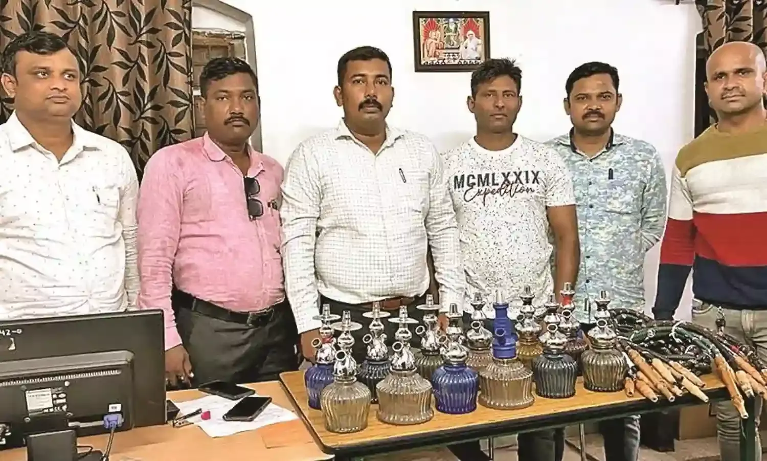 छापा - हुक्का पार्लर मालिक गिरफ्तार