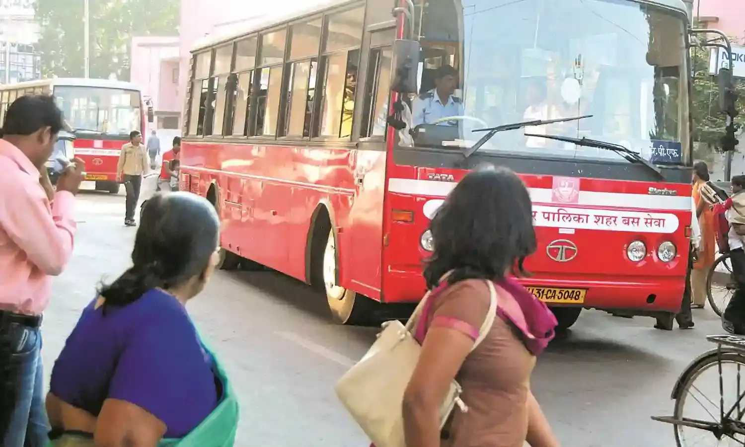 आपली बस ऑपरेटर की कार्यप्रणाली से असंतोष, टिकट दर में वृद्धि पर कर्मचारियों का वेतन नहीं बढ़ा