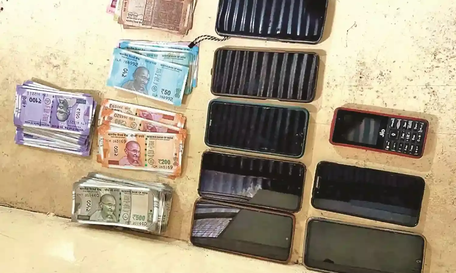 दो जुआ अड्‌डों पर छापा, 17 लोग गिरफ्तार
