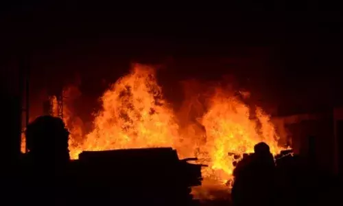 सिकंदराबाद में कपड़े की दुकान में लगी भीषण आग
