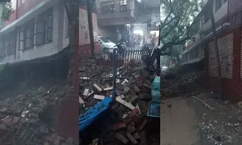 भारी बारिश के बीच नवनिर्मित दिल्ली सरकारी स्कूल की गिरी दीवार