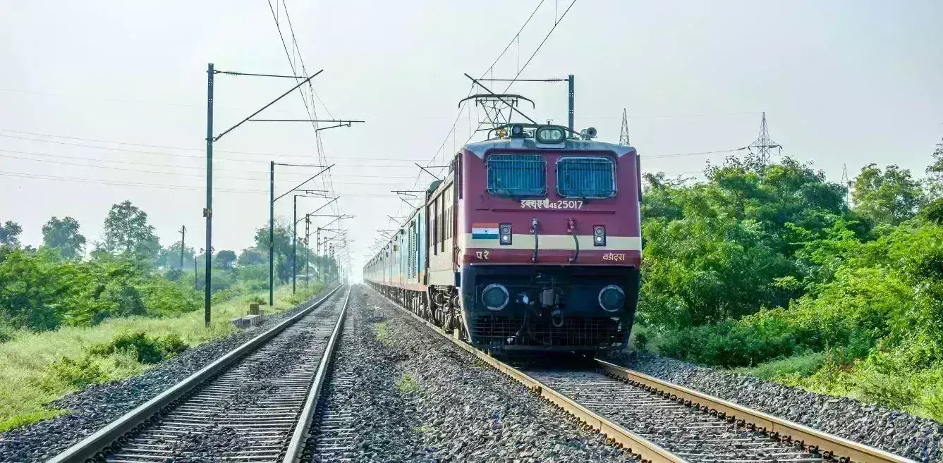 यात्री परेशान, ट्रेनों की लेट-लतीफी बरकरार यात्री परेशान, ट्रेनों की लेट-लतीफी बरकरार