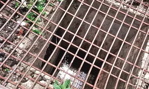 जानलेवा साबित हो रहे खुले चेंबर, दुर्घटना की आशंका जानलेवा साबित हो रहे खुले चेंबर, दुर्घटना की आशंका