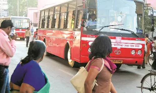 आपली बस ऑपरेटर की कार्यप्रणाली से असंतोष, टिकट दर में वृद्धि पर कर्मचारियों का वेतन नहीं बढ़ा आपली बस ऑपरेटर की कार्यप्रणाली से असंतोष, टिकट दर में वृद्धि पर कर्मचारियों का वेतन नहीं बढ़ा