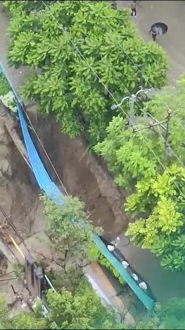 गाजियाबाद के क्रॉसिंग रिपब्लिक में जीडीए की लापरवाही से बड़े हादसे को न्योता गाजियाबाद के क्रॉसिंग रिपब्लिक में जीडीए की लापरवाही से बड़े हादसे को न्योता