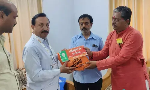 ग्राम केंद्रों के त्रिदेव को वितरित की गई नेम प्लेट व आईडी कार्ड