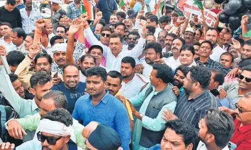 कांग्रेसियों ने तोड़ी बैरिकेडिंग, पुलिस से झड़प