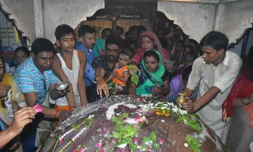 सावन के पहले सोमवार में उमड़ा रेला, काशी में हुई पुष्प वर्षा