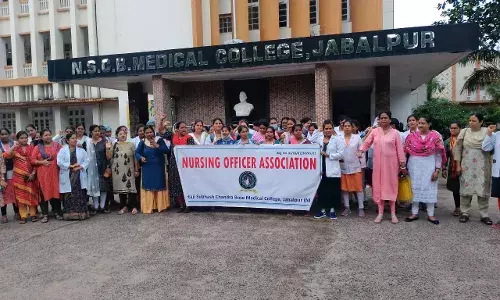 नर्सेस की स्ट्राइक से लडख़ड़ाईं स्वास्थ्य व्यवस्थाएँ, लगाई नर्सिंग छात्राओं की ड्यूटी
