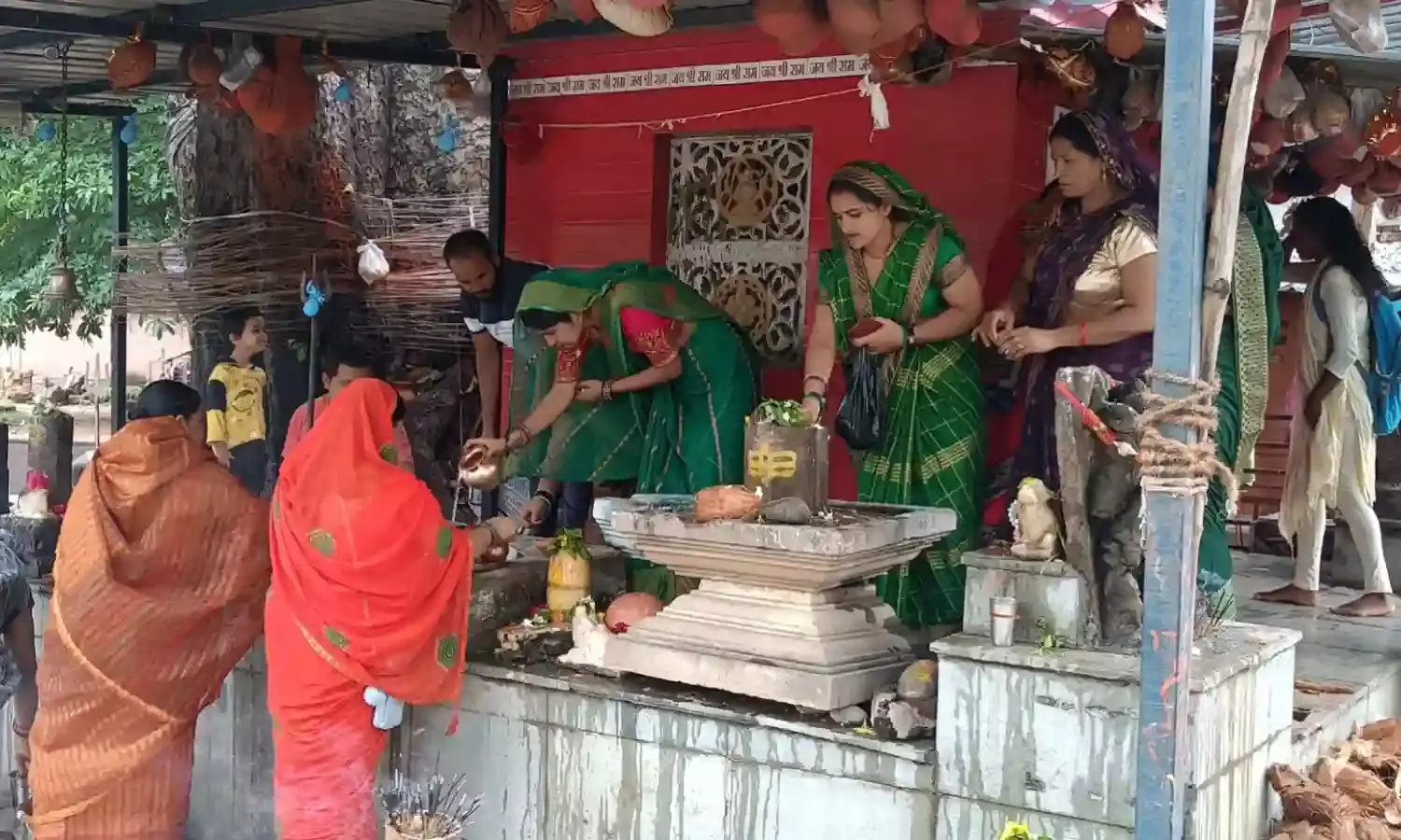 सावन के पहले सोमवार को शिवालयों में उमड़े शिवभक्त, की पूजा-अर्चना