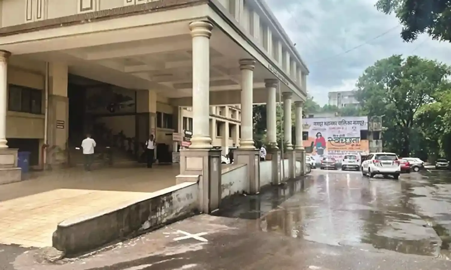 भारी जल-जमाव - रेन वाटर हार्वेस्टिंग जनता के लिए मनपा खुद बहा रही है सड़क पर पानी