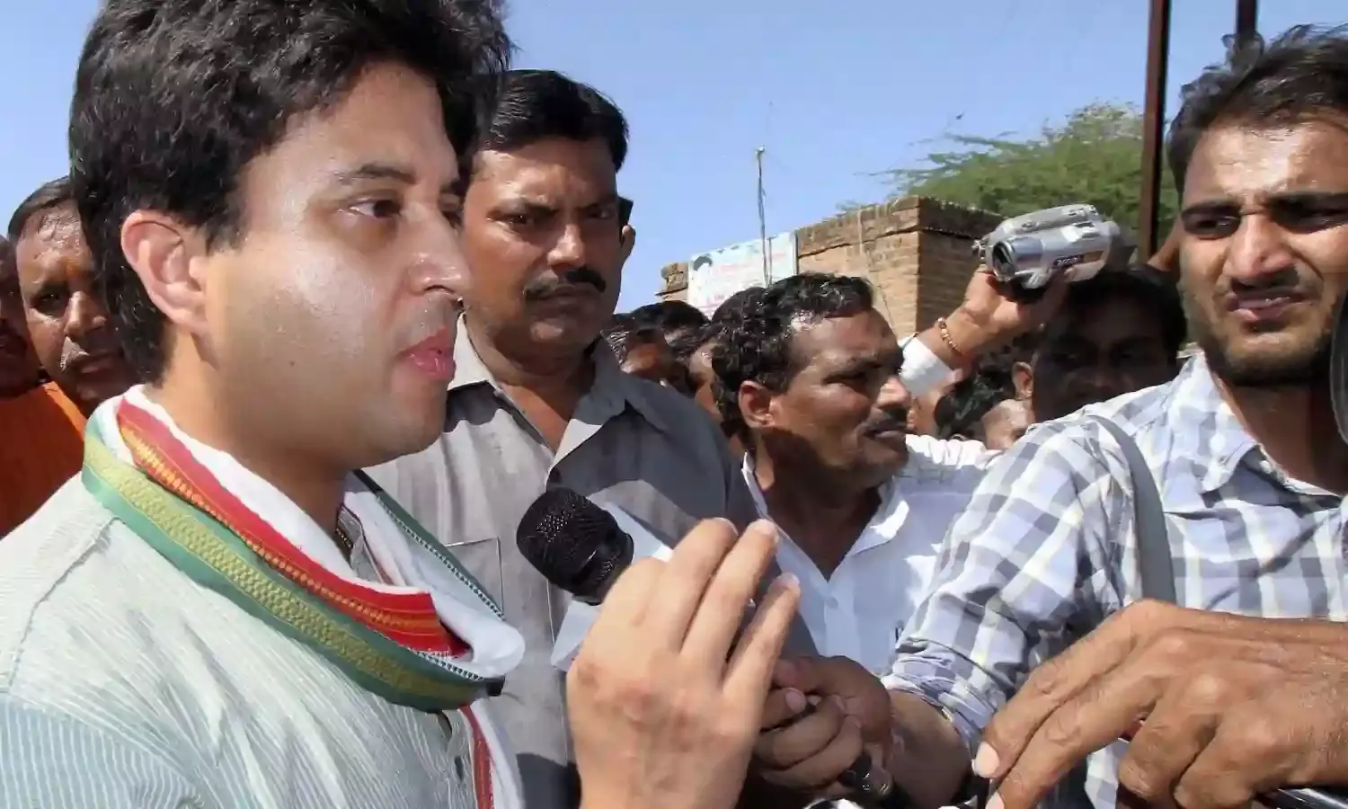मध्य प्रदेश : सिंधिया की राज्यपाल से मुलाकात के बाद कयासबाजी बढ़ी