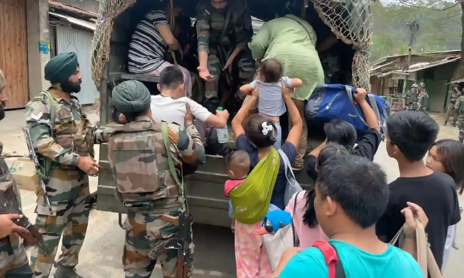 सुप्रीम कोर्ट का सेना, अर्धसैनिक बलों को मणिपुर के आदिवासी इलाकों में सुरक्षा मुहैया कराने का निर्देश देने से इनकार 