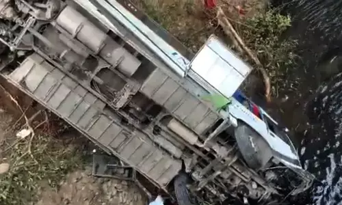 आंध्रप्रदेश में बस नहर में गिरने से सात लोगों की मौत आंध्रप्रदेश में बस नहर में गिरने से सात लोगों की मौत
