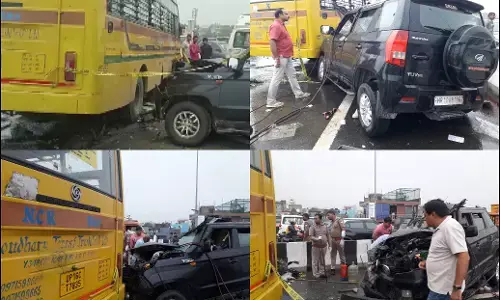 दिल्ली मेरठ एक्सप्रेसवे पर स्कूल बस से टकराई कार, छह की मौत, दो घायल दिल्ली मेरठ एक्सप्रेसवे पर स्कूल बस से टकराई कार, छह की मौत, दो घायल