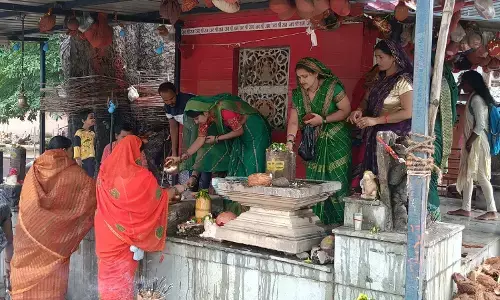 सावन के पहले सोमवार को शिवालयों में उमड़े शिवभक्त, की पूजा-अर्चना सावन के पहले सोमवार को शिवालयों में उमड़े शिवभक्त, की पूजा-अर्चना