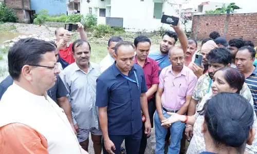 भारी बारिश के बाद सड़कों का निरीक्षण करने निकले सीएम पुष्कर सिंह धामी