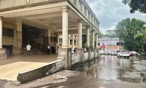 भारी जल-जमाव - रेन वाटर हार्वेस्टिंग जनता के लिए मनपा खुद बहा रही है सड़क पर पानी भारी जल-जमाव - रेन वाटर हार्वेस्टिंग जनता के लिए मनपा खुद बहा रही है सड़क पर पानी