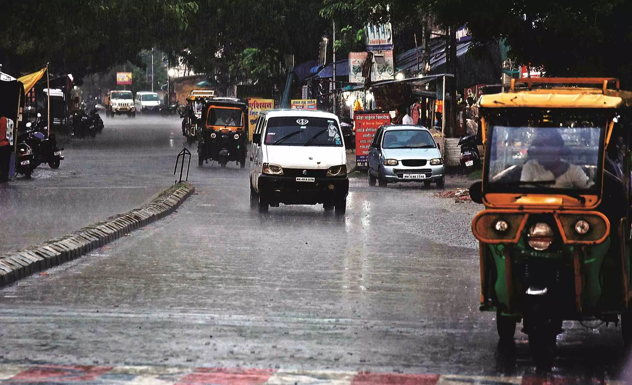 दिन में उमस, शाम में बारिश और रात को ठंडी हवा दिन में उमस, शाम में बारिश और रात को ठंडी हवा