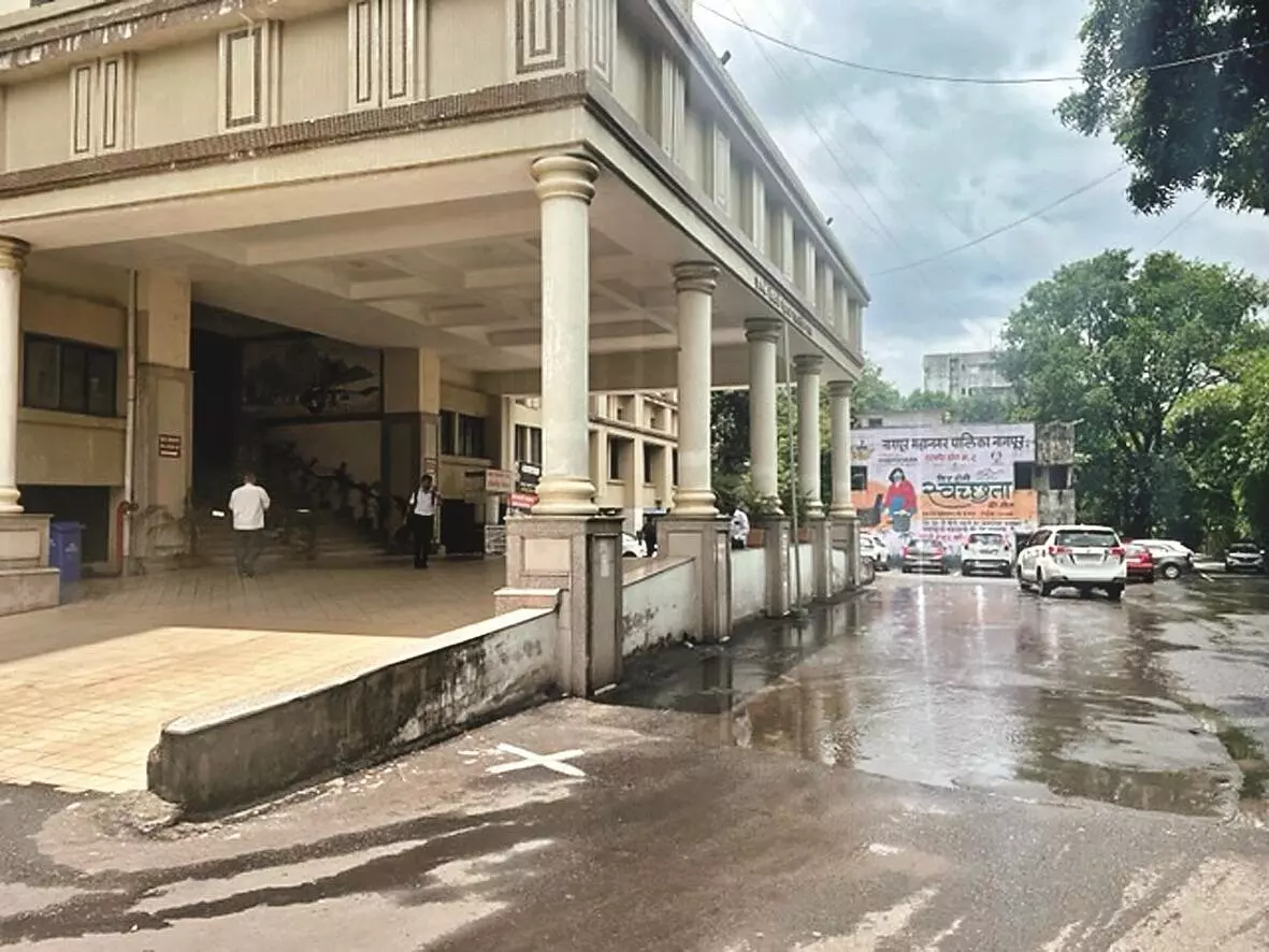 भारी जल-जमाव - रेन वाटर हार्वेस्टिंग जनता के लिए मनपा खुद बहा रही है सड़क पर पानी भारी जल-जमाव - रेन वाटर हार्वेस्टिंग जनता के लिए मनपा खुद बहा रही है सड़क पर पानी