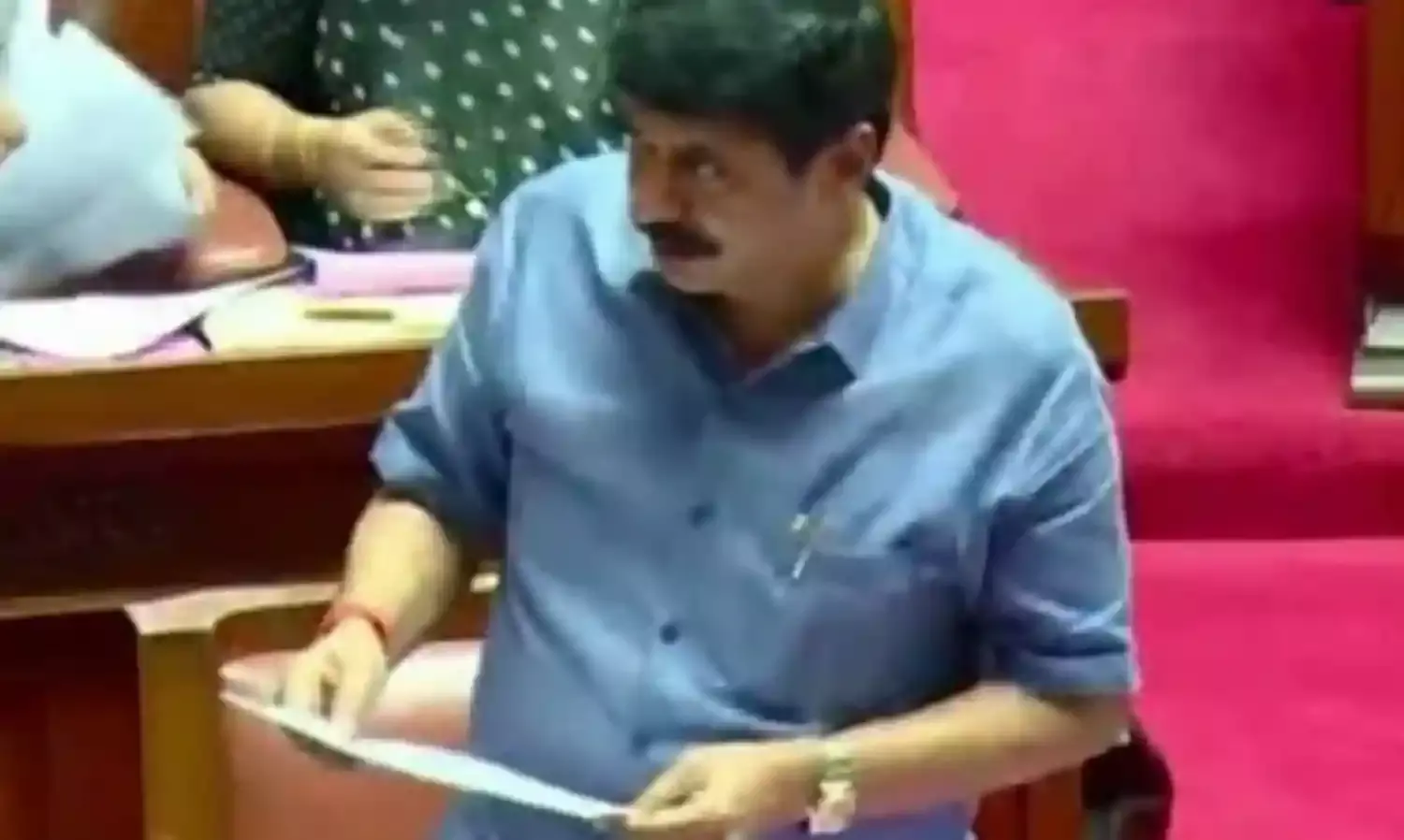 कर्नाटक : भाजपा एमएलसी ने सार्वजनिक स्थानों पर पूजा की अनुमति को लेकर विधान परिषद में हंगामा किया