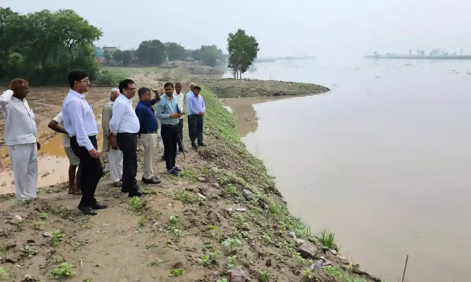 नोएडा में भी बाढ़ को लेकर अलर्ट, हेल्पलाइन नंबर जारी
