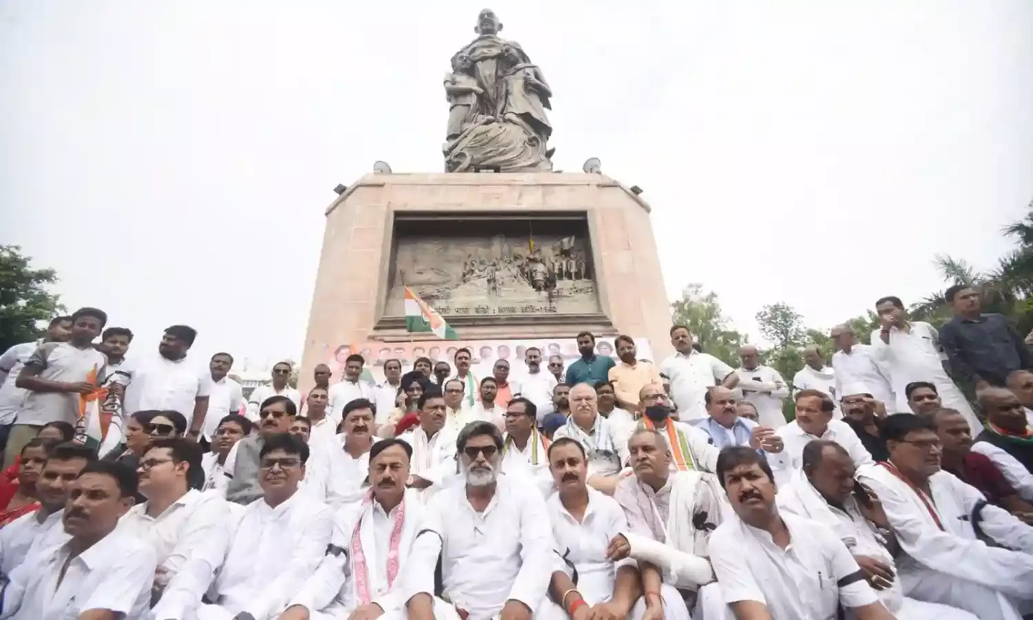 राहुल गांधी के समर्थन में पटना के गांधी मैदान में मौन सत्याग्रह पर बैठे कांग्रसी